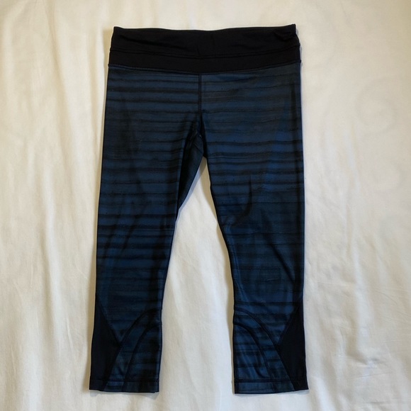 Lululemon Blue and Black Patterned Running Crops Size 8 - Picture 2 of 7